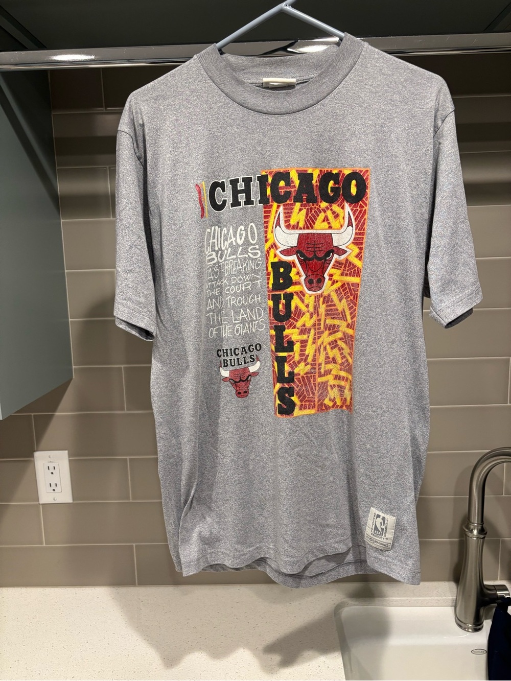 Vintage 90s Chicago Bulls Grey Graphic Spalding Basketball Tee Size L
